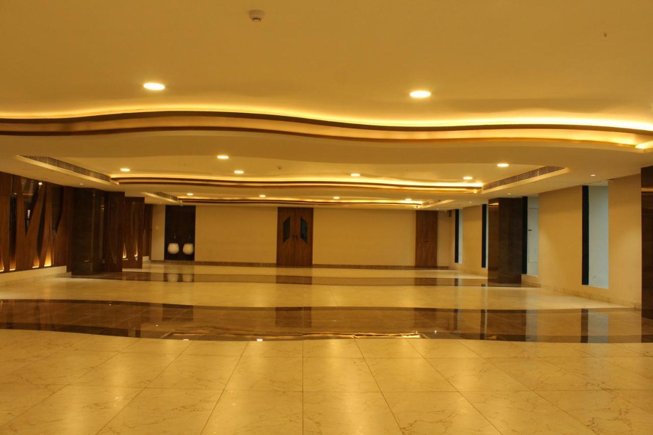 Zip By Spree Hotels Surat Esterno foto