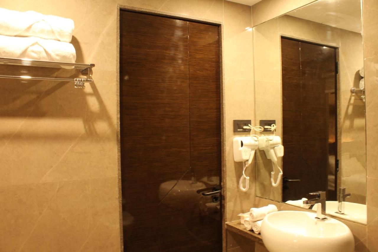 Zip By Spree Hotels Surat Esterno foto