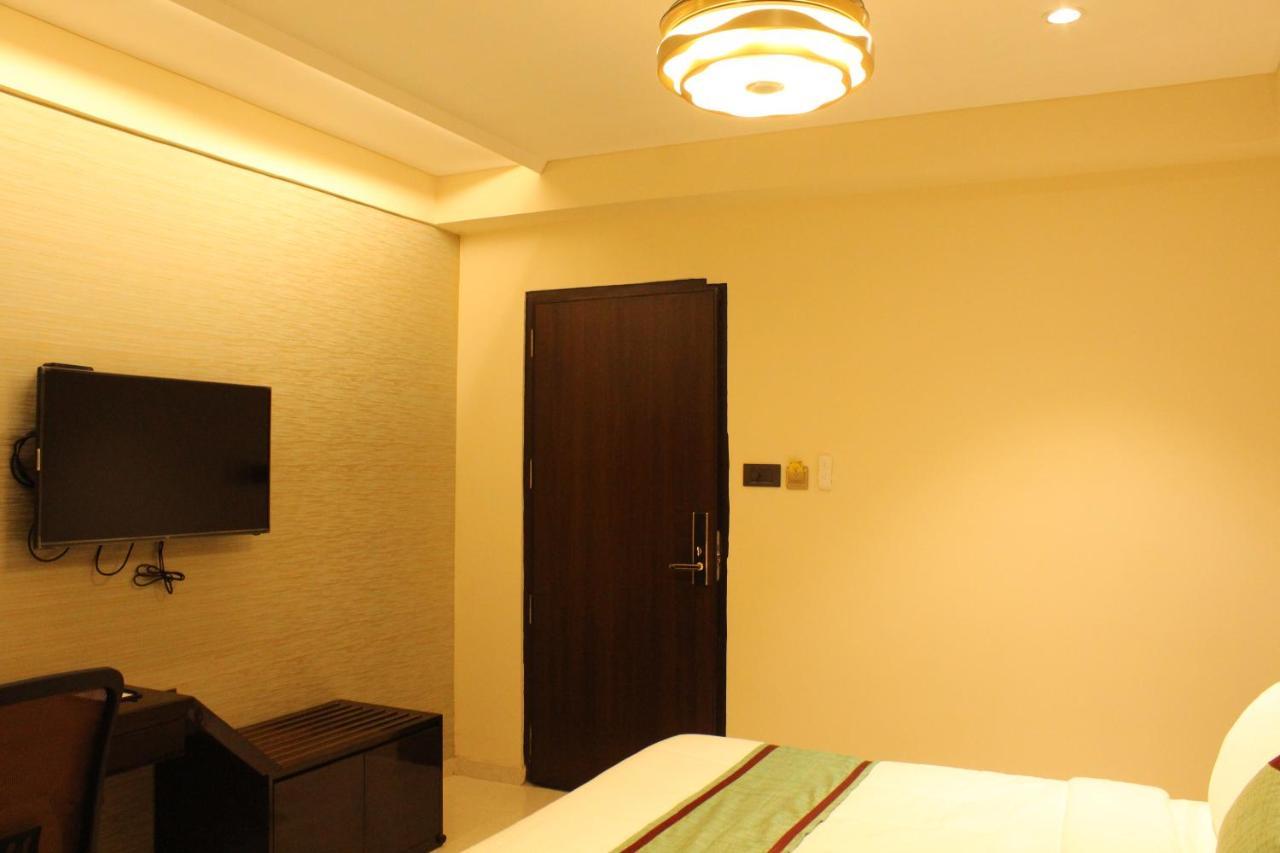 Zip By Spree Hotels Surat Esterno foto