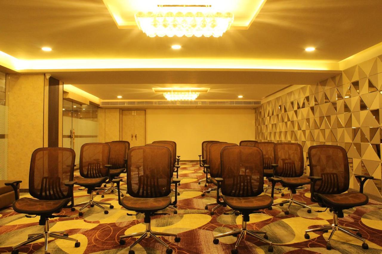 Zip By Spree Hotels Surat Esterno foto
