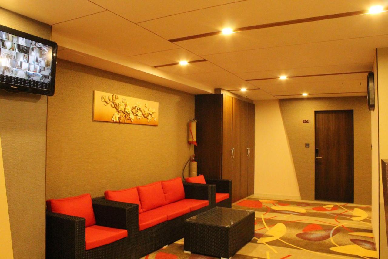 Zip By Spree Hotels Surat Esterno foto