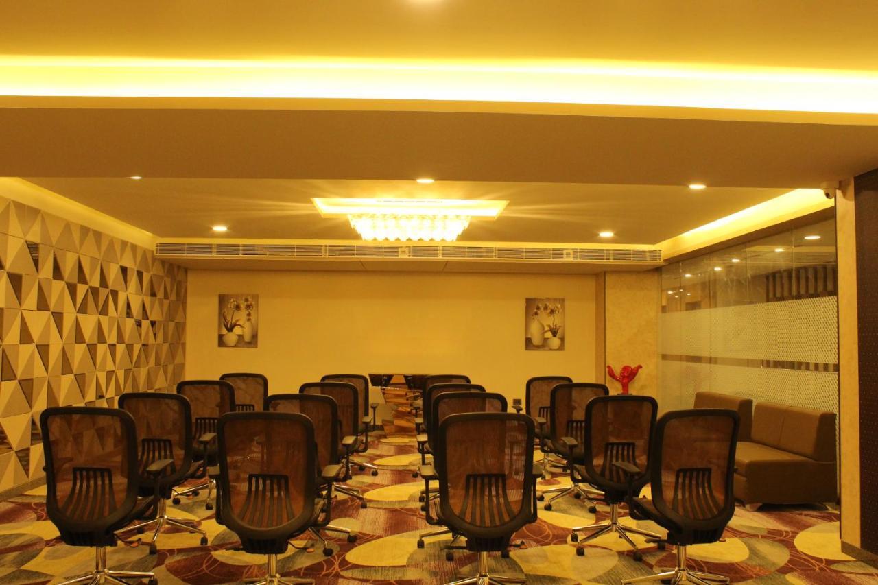 Zip By Spree Hotels Surat Esterno foto
