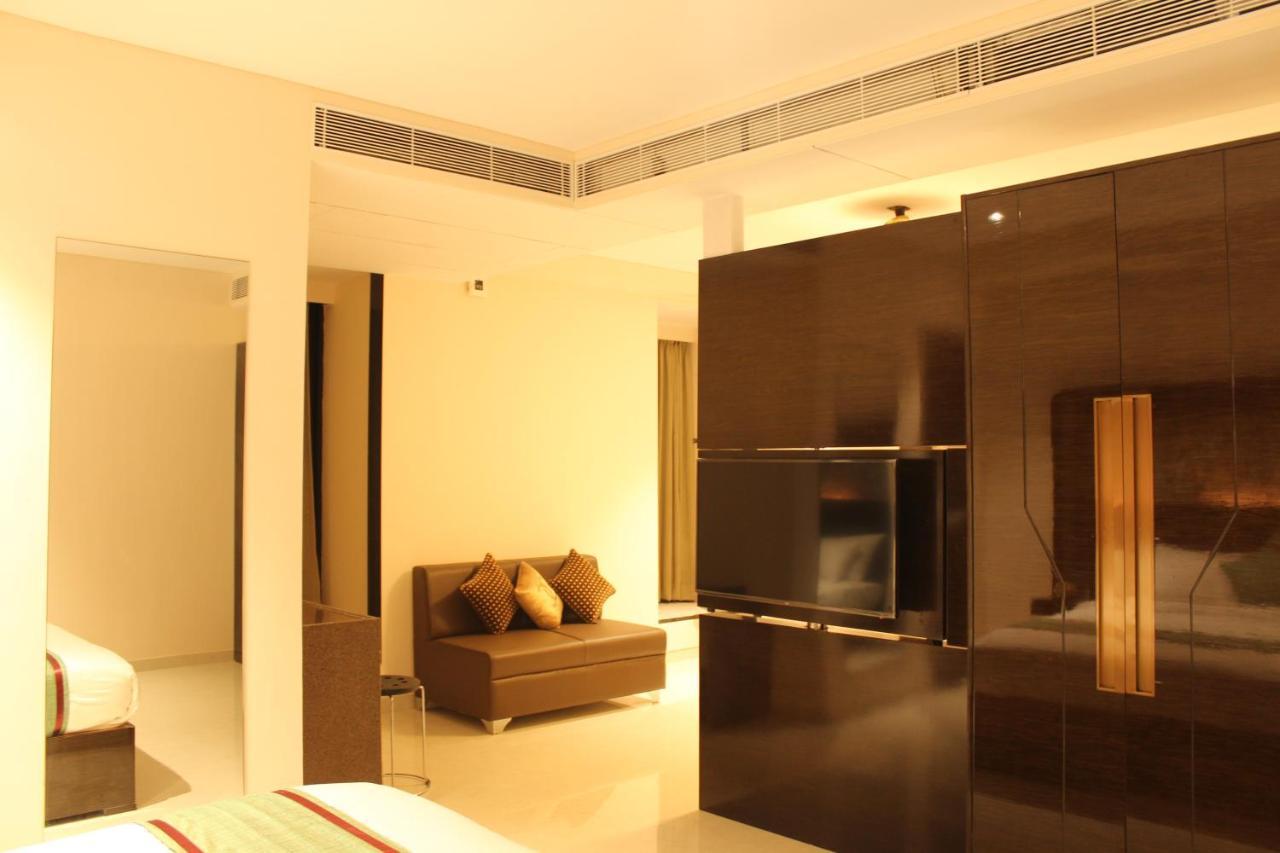 Zip By Spree Hotels Surat Esterno foto