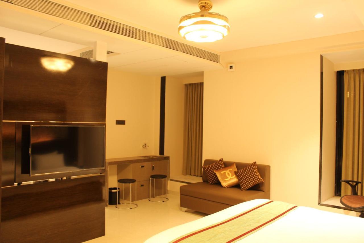 Zip By Spree Hotels Surat Esterno foto