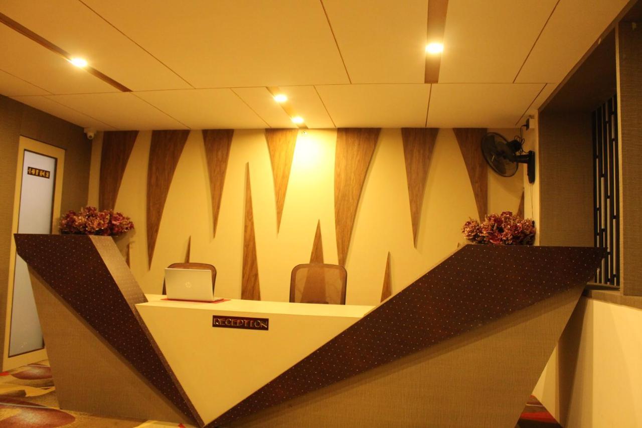 Zip By Spree Hotels Surat Esterno foto