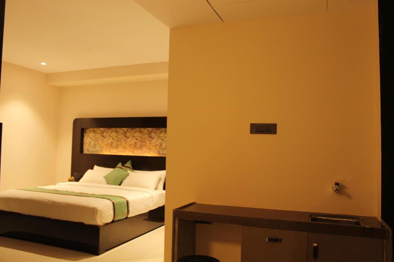 Zip By Spree Hotels Surat Esterno foto