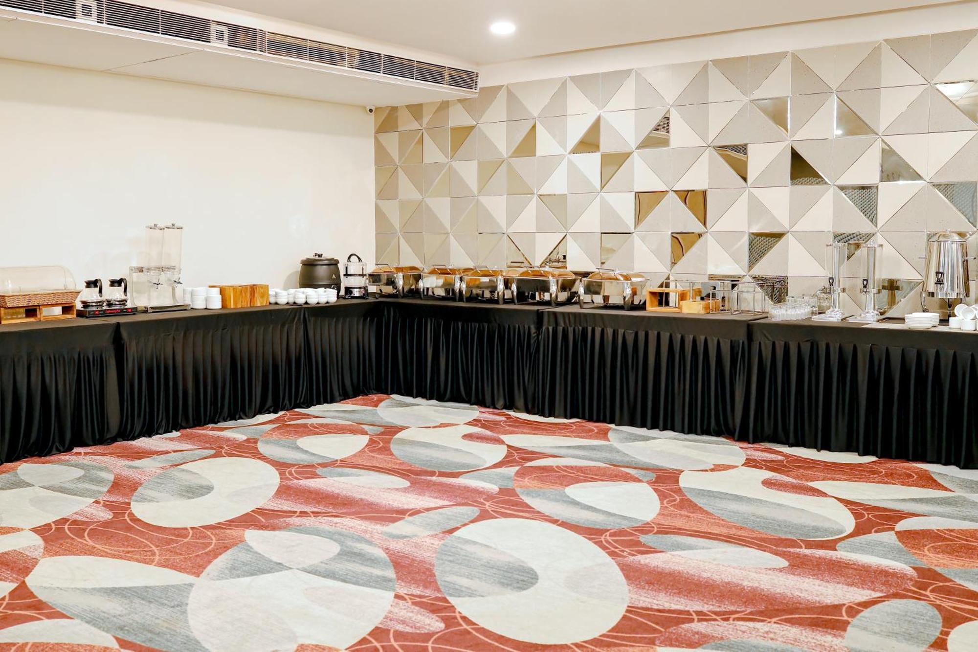 Zip By Spree Hotels Surat Esterno foto