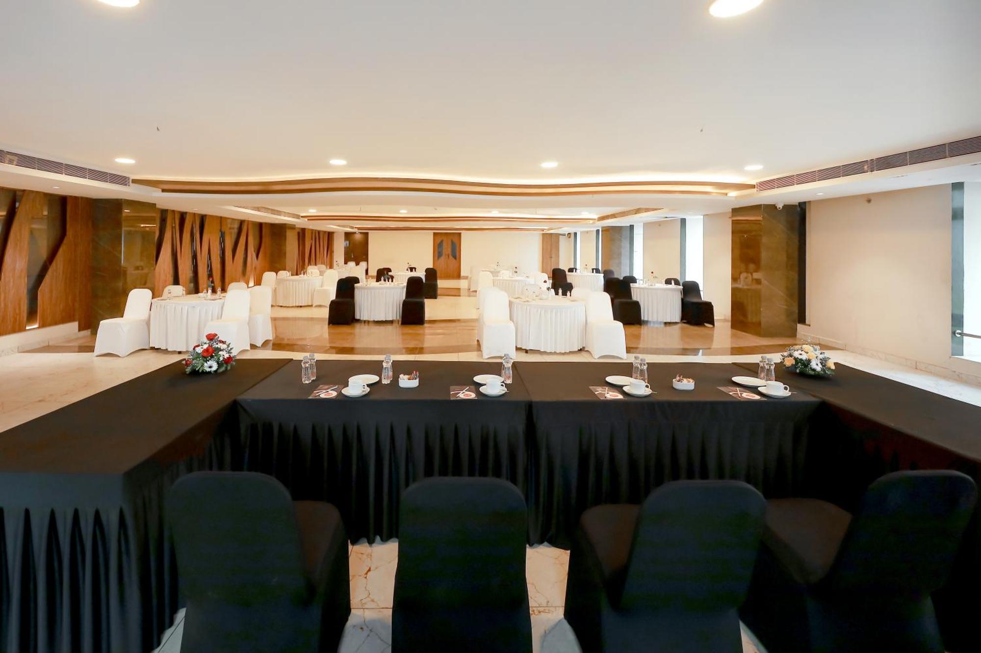 Zip By Spree Hotels Surat Esterno foto