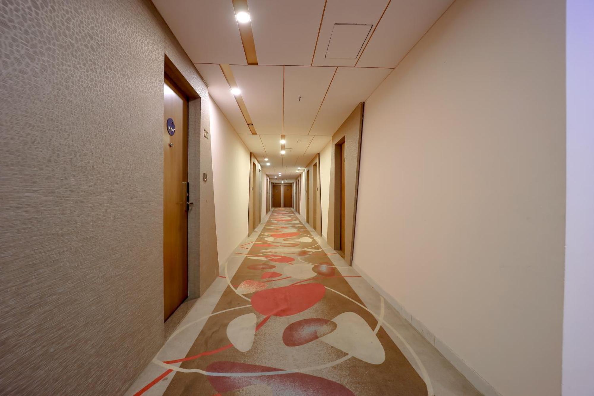 Zip By Spree Hotels Surat Esterno foto