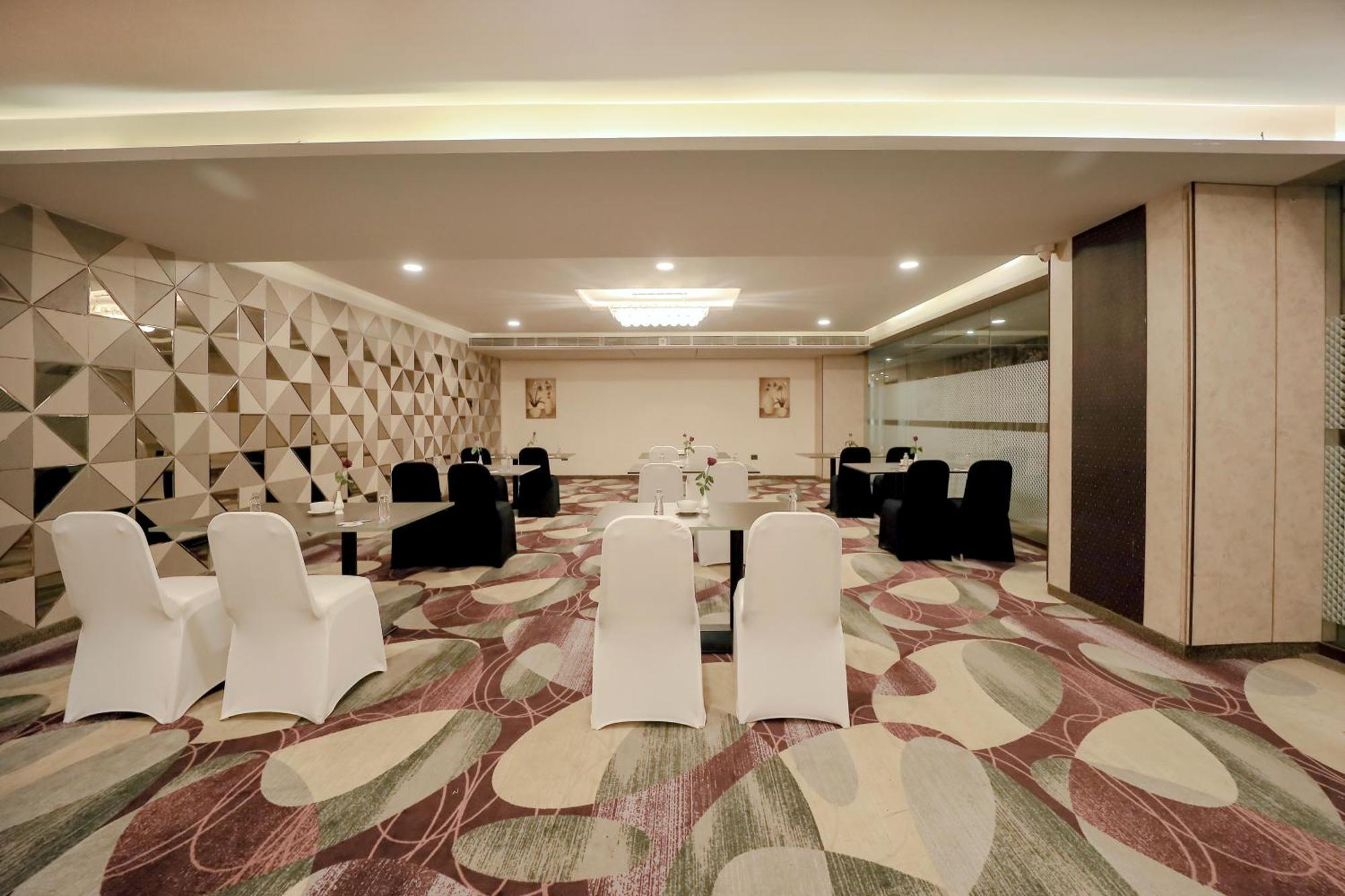 Zip By Spree Hotels Surat Esterno foto