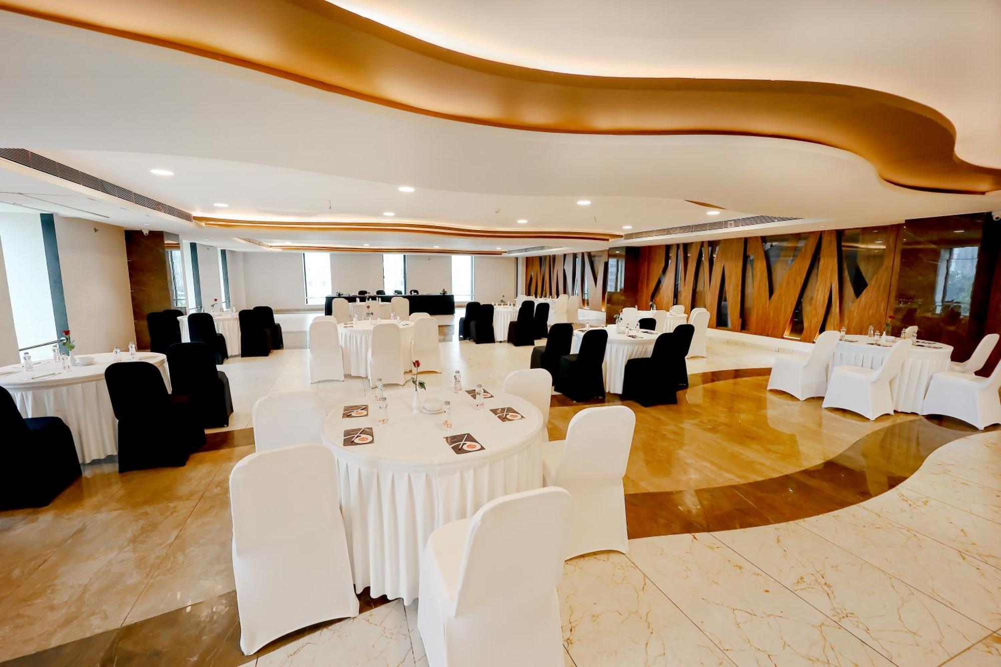 Zip By Spree Hotels Surat Esterno foto