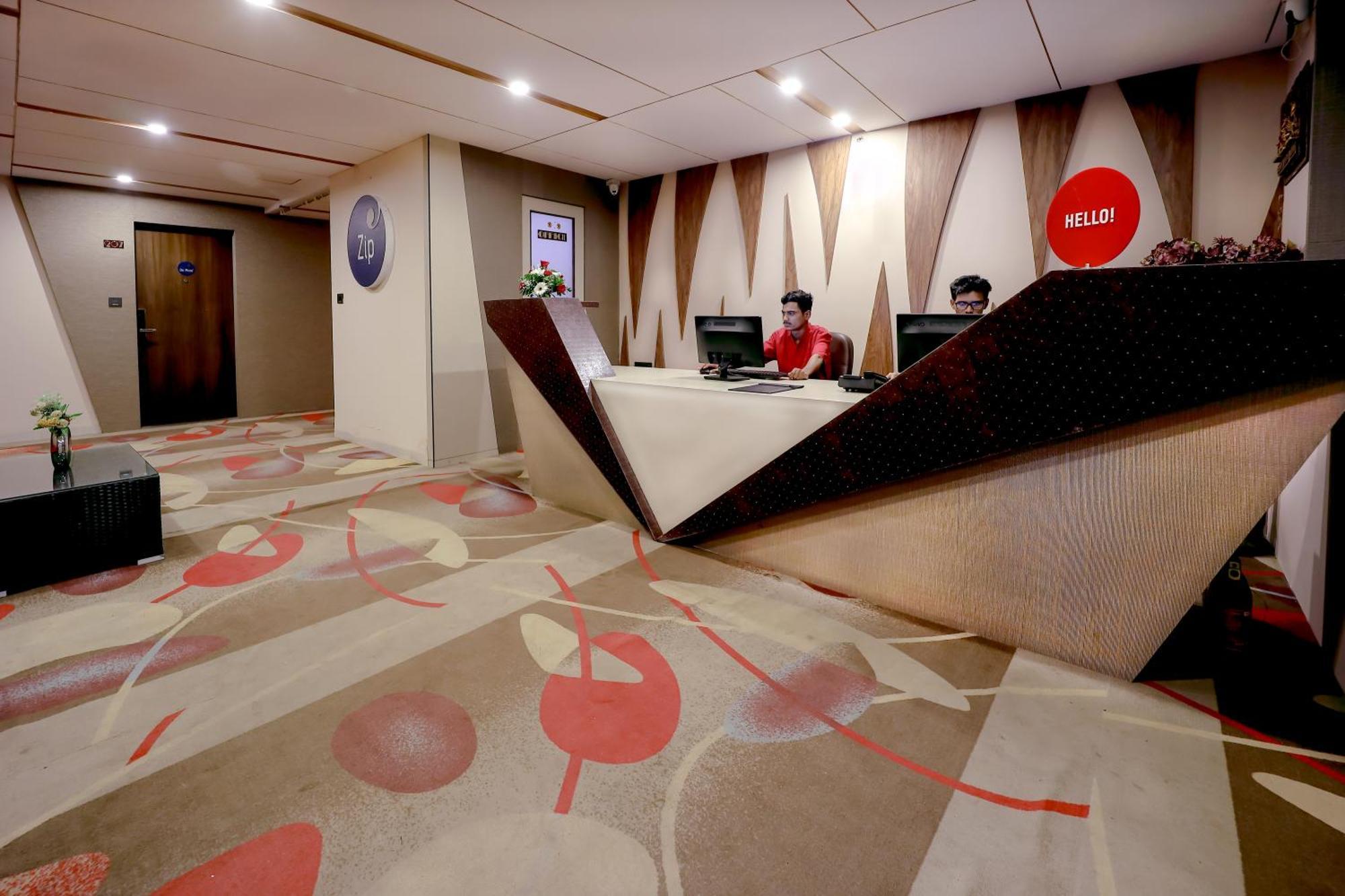 Zip By Spree Hotels Surat Esterno foto