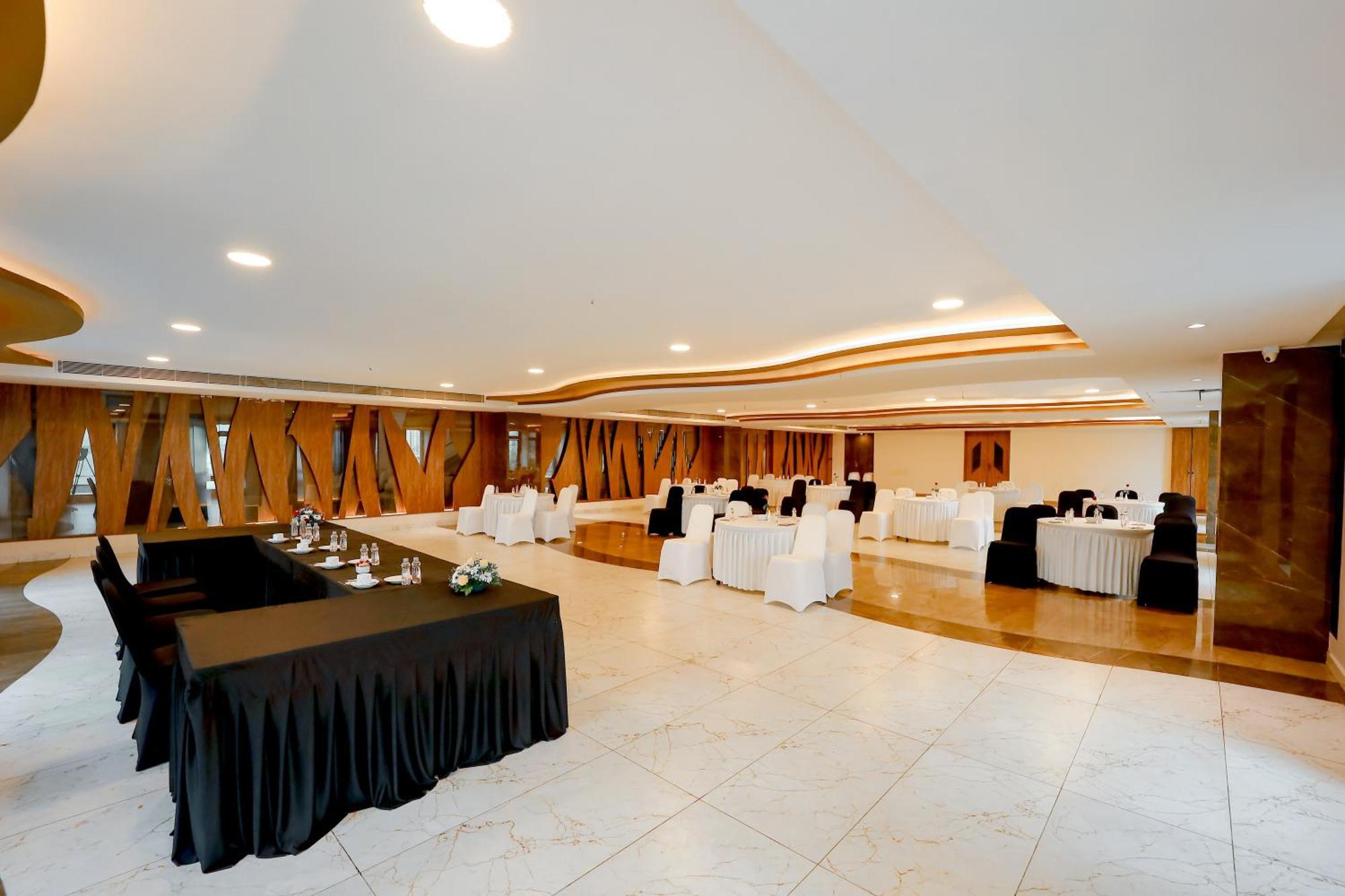 Zip By Spree Hotels Surat Esterno foto