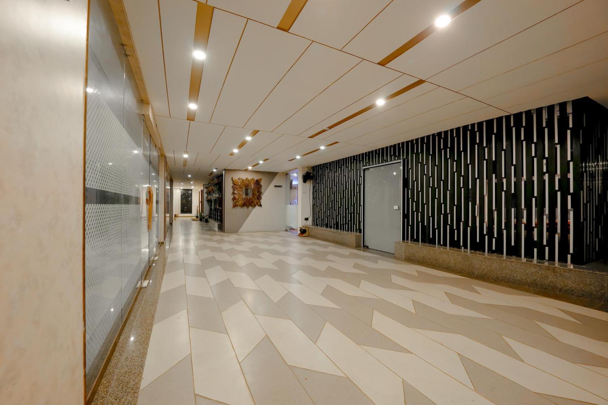 Zip By Spree Hotels Surat Esterno foto