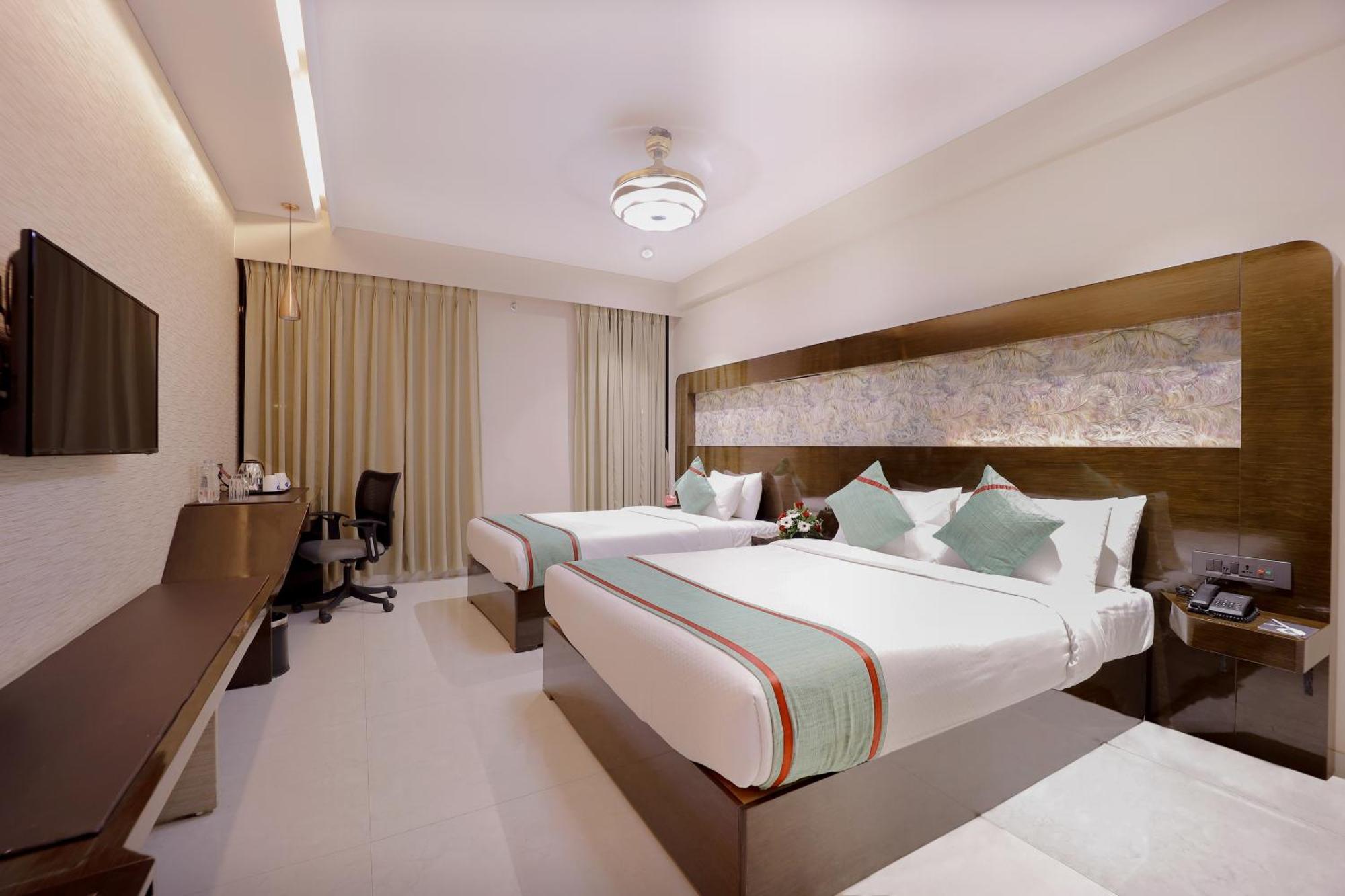 Zip By Spree Hotels Surat Esterno foto