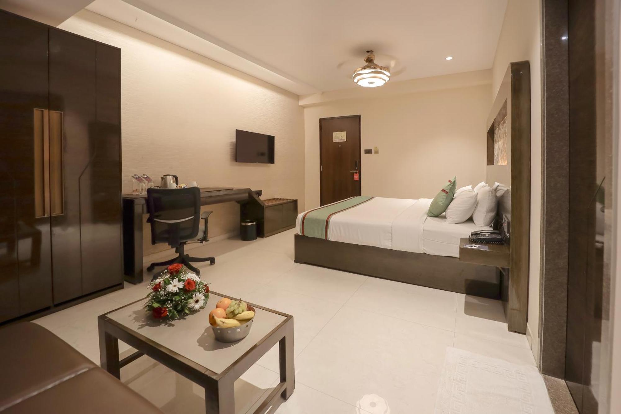 Zip By Spree Hotels Surat Esterno foto