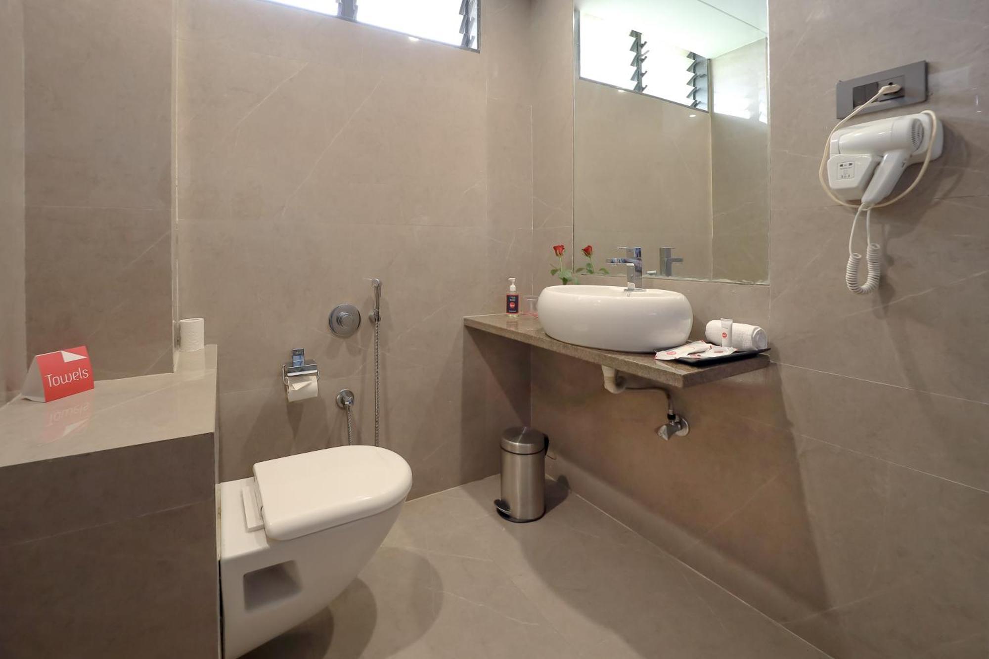 Zip By Spree Hotels Surat Esterno foto