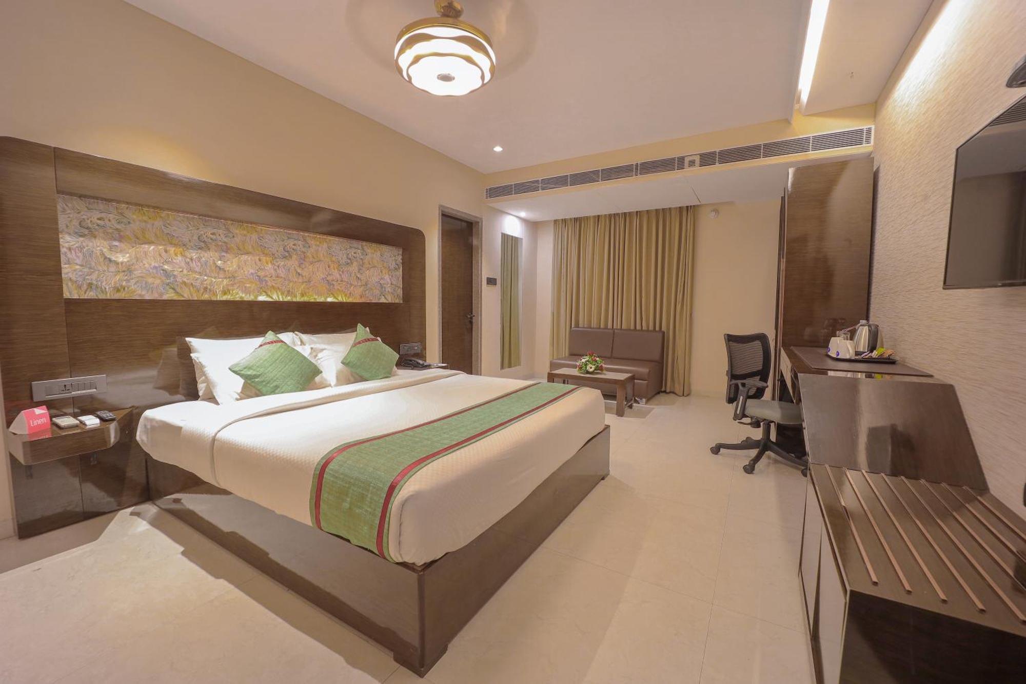 Zip By Spree Hotels Surat Esterno foto