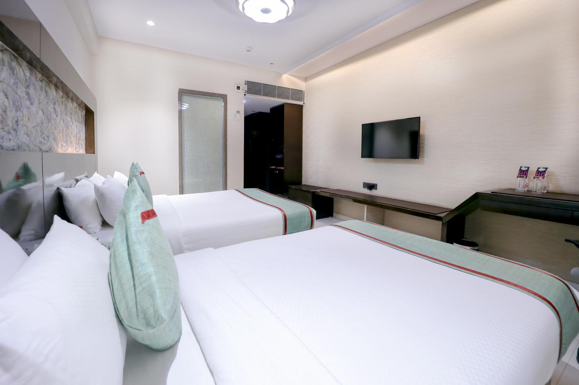 Zip By Spree Hotels Surat Esterno foto