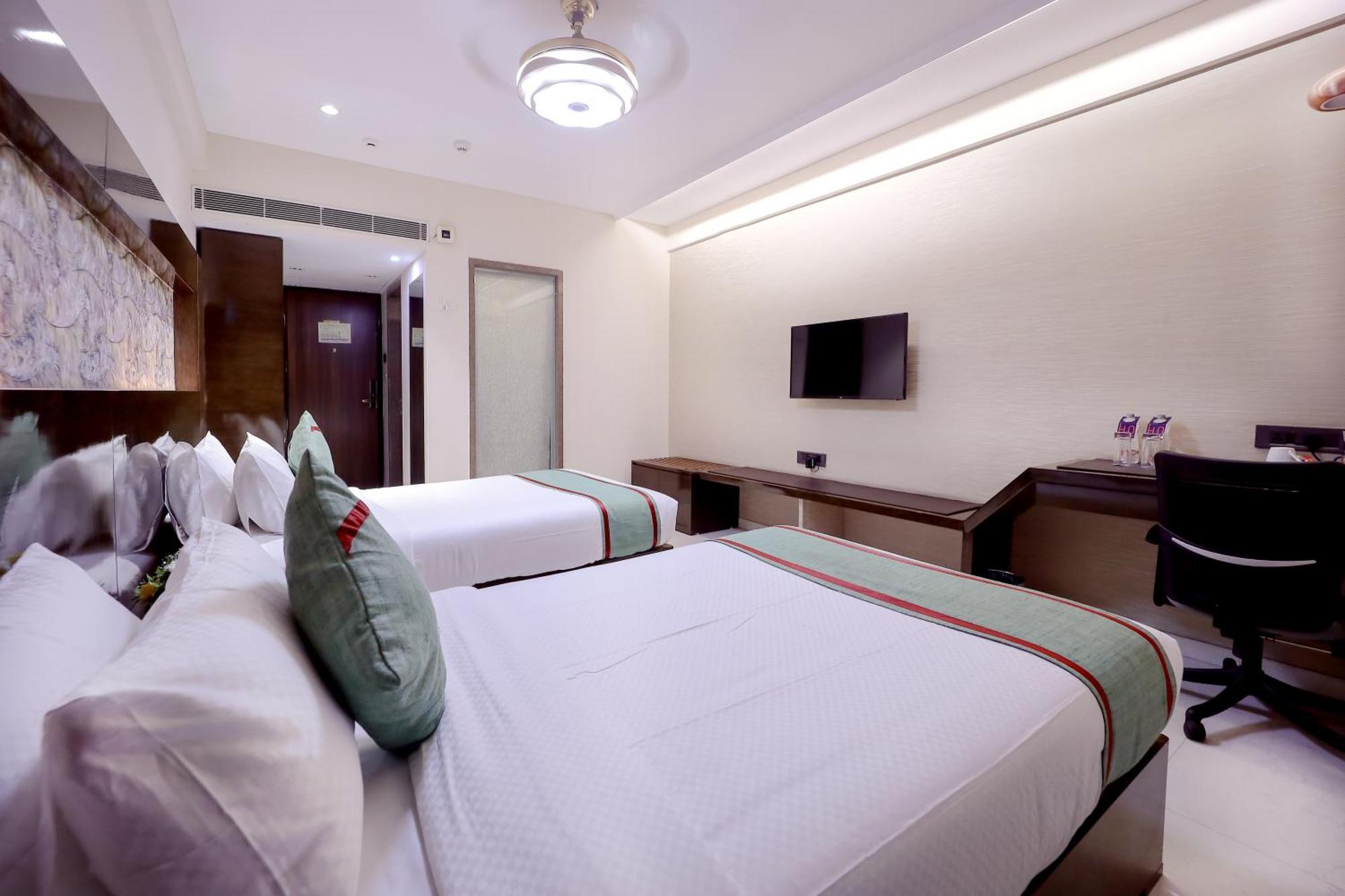 Zip By Spree Hotels Surat Esterno foto