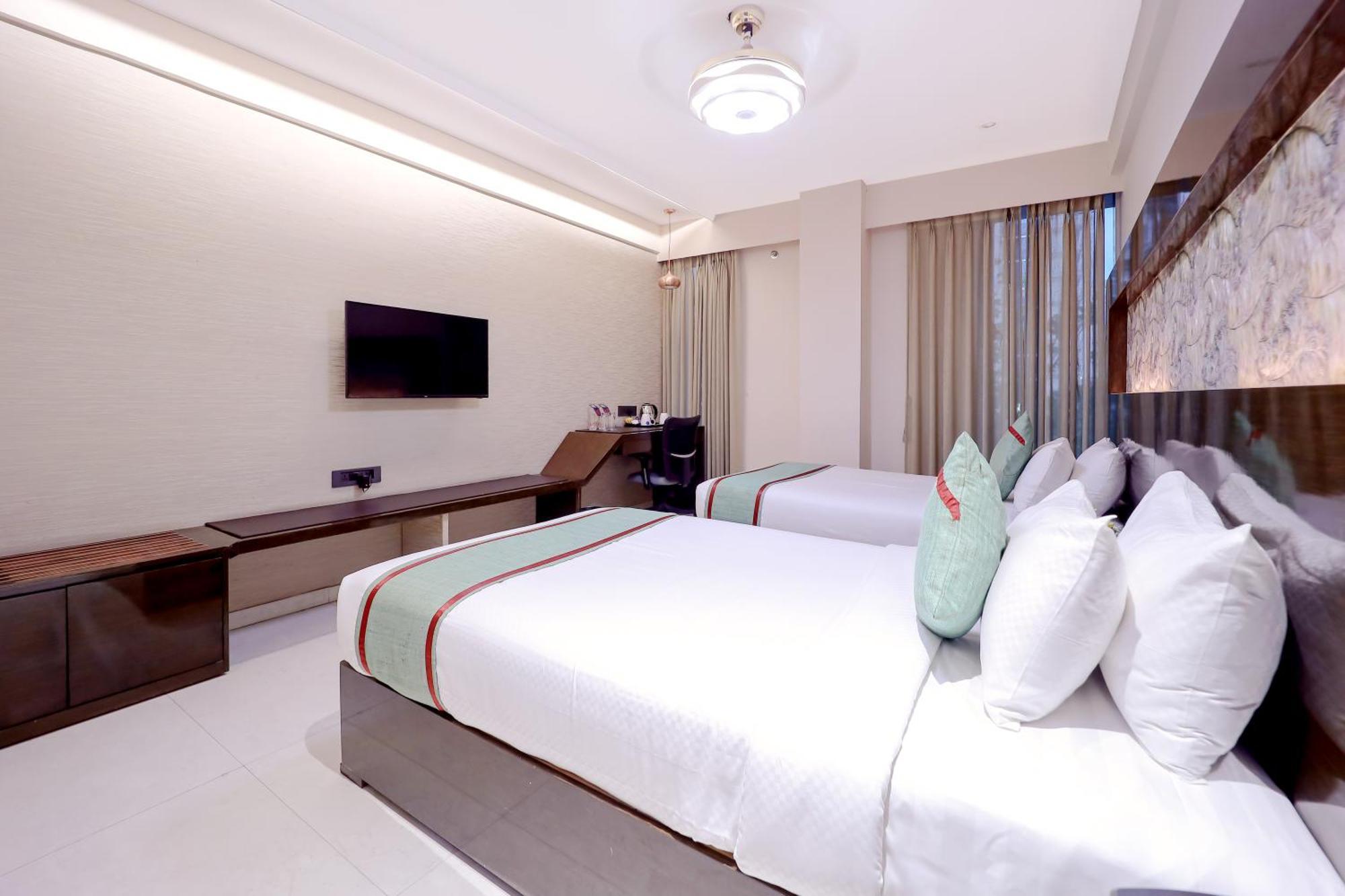 Zip By Spree Hotels Surat Esterno foto