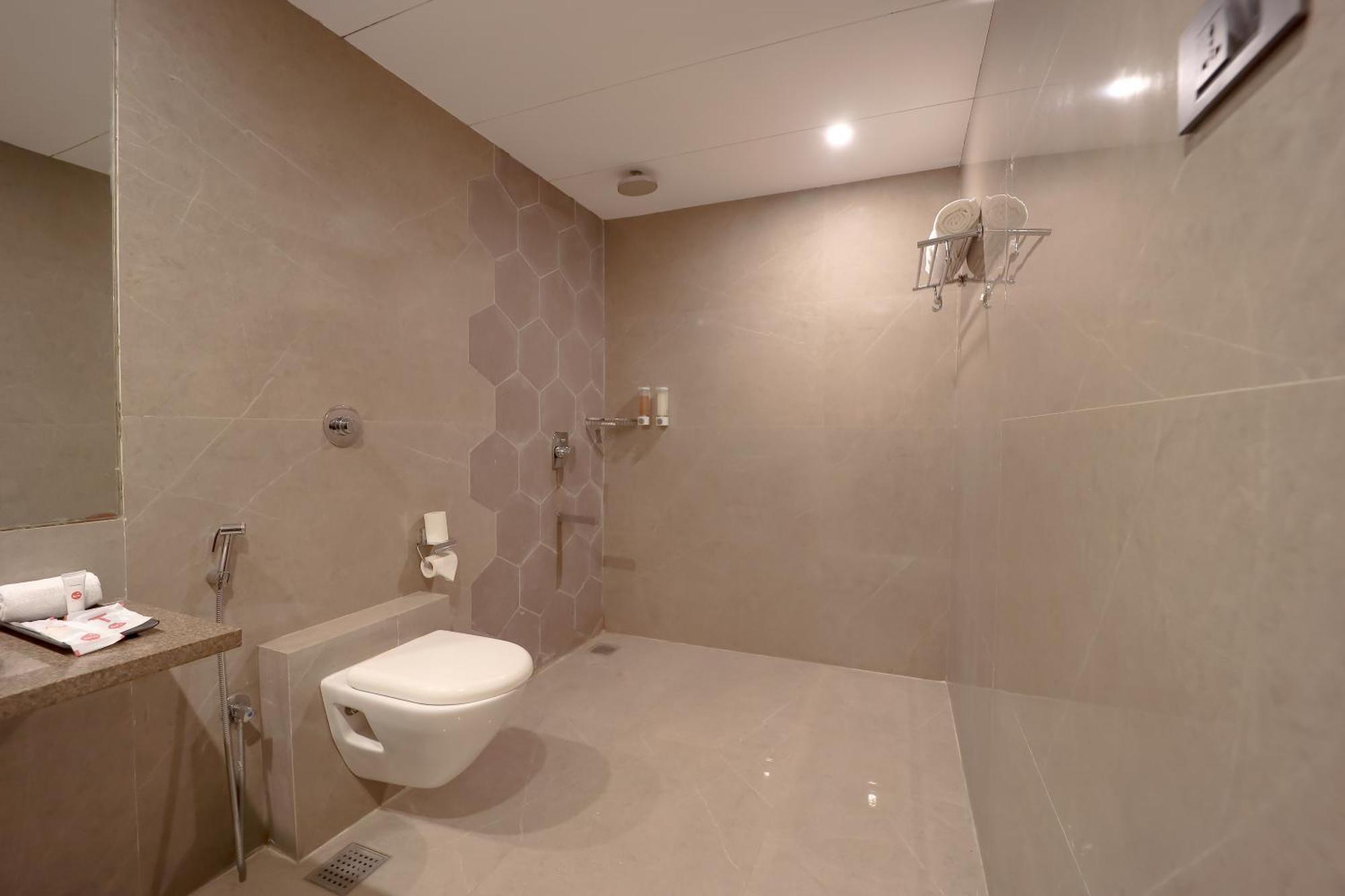 Zip By Spree Hotels Surat Esterno foto